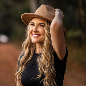 Elizma Theron singing at Afrikaans concert